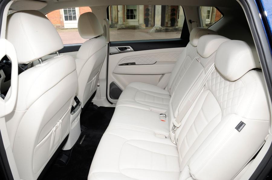 Интерьер SsangYong Rexton Ultimate 2017 года  (UK) (фото 2 из 12)